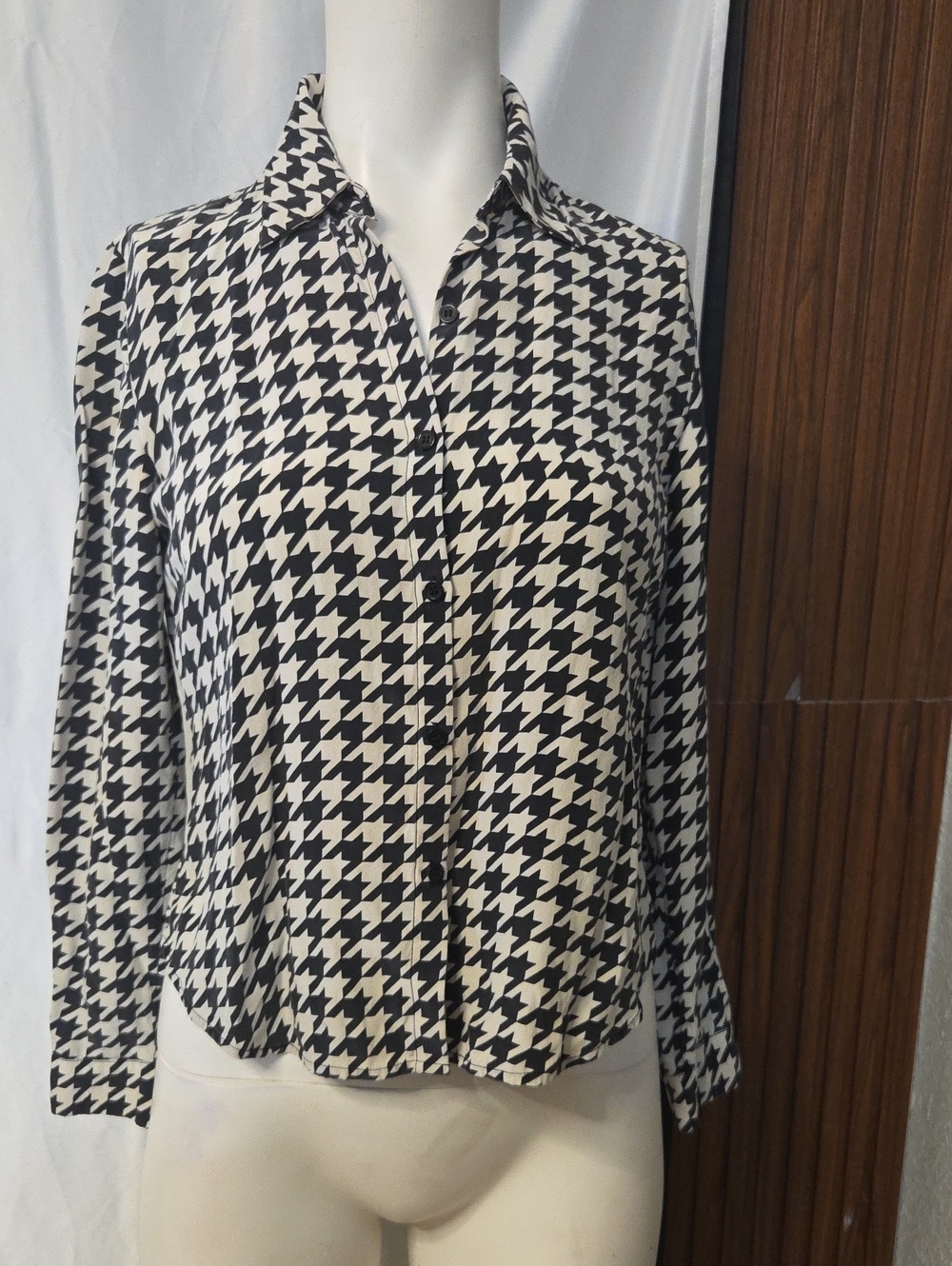 Petite Sophisticate Black and White Houndstooth Button-Down Shirt Size 2